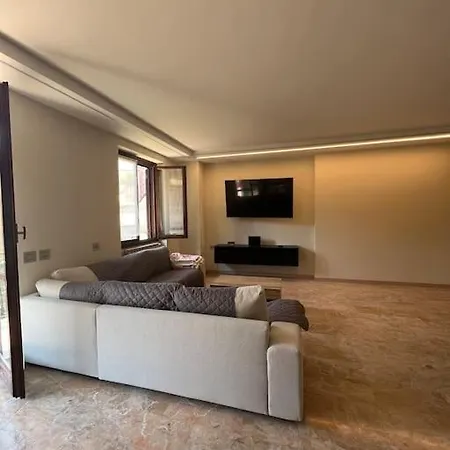 Lakeside Experience 아파트 사르니코