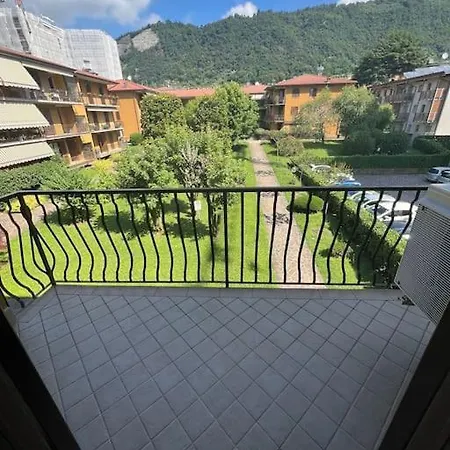 Lakeside Experience 아파트